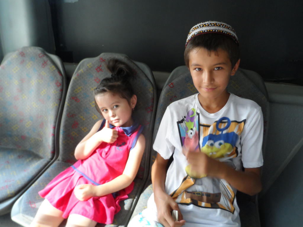 Ташкентские дети в автобусе, температура в салоне - около 50 градусов тепла; фото: Ц-1