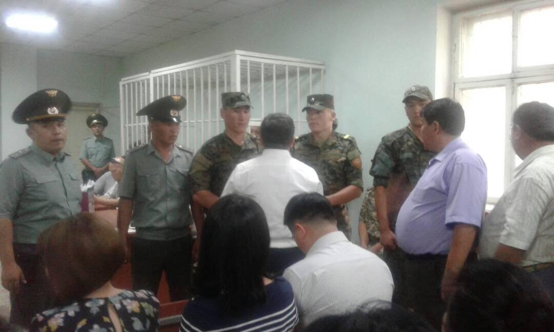 На процессе 11 июля в Бишкеке охрана отказывает в общении с подсудимыми Алмамбету Шыкмаматову; фото: Ц-1