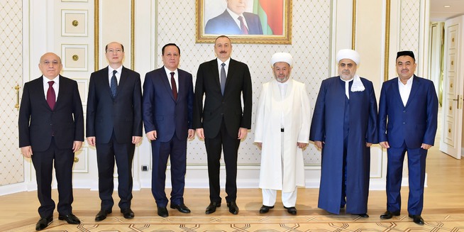 Ильхам Алиев (в центре) и узбекская делегация; фото: president.az