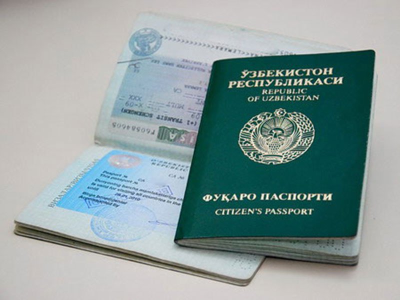 Узбекский паспорт и вклеенный в него выездной стикер; фото: Norma.uz