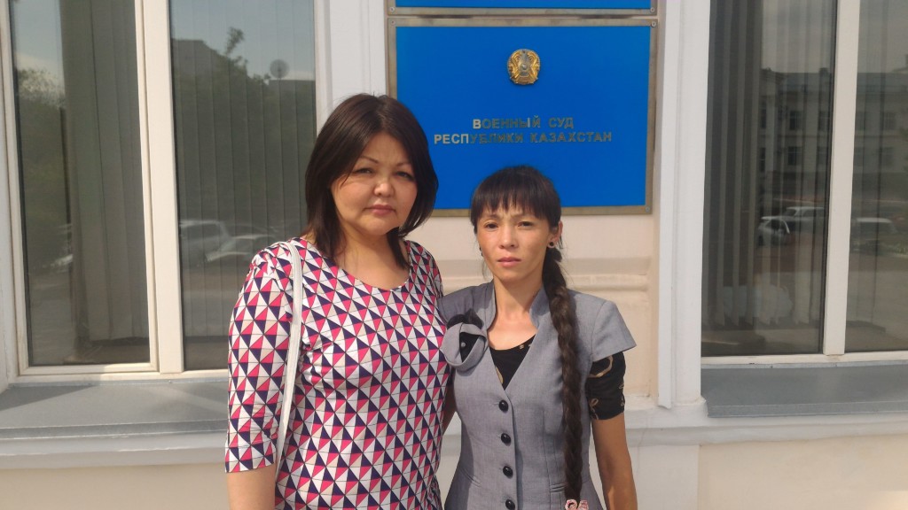 Адвокат Айман Умарова и ее подзащитная Динара; фото: Ц-1