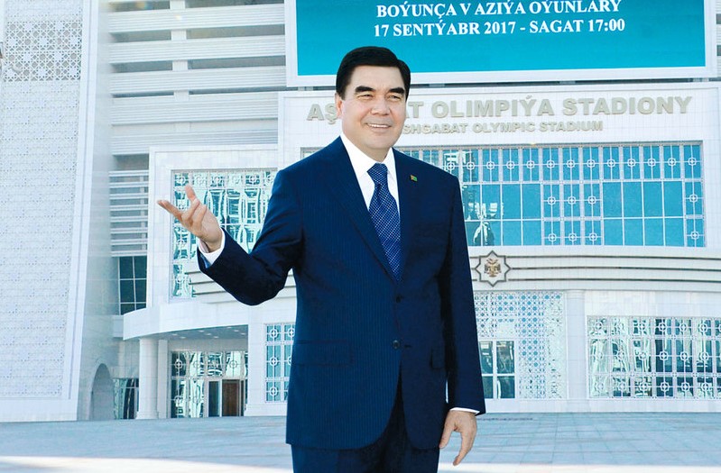 Президент Туркменистана Гурбангулы Бердымухамедов проводит ревизию стадиона; официальное фото