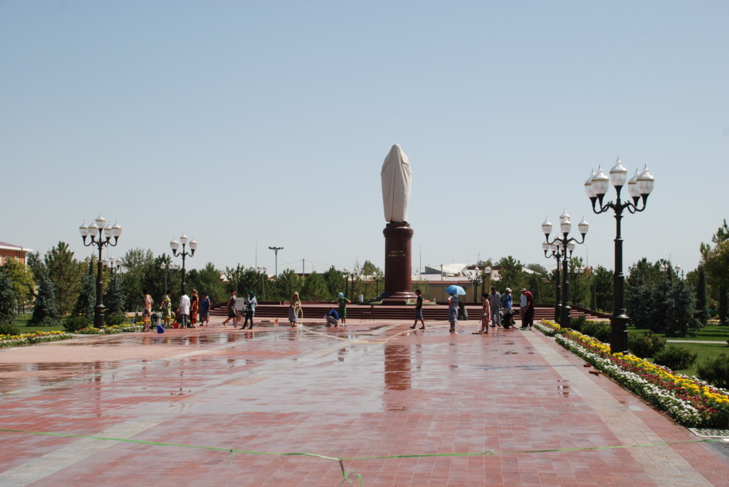Памятник Исламу Каримову не открыт; фото: Ц-1