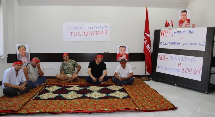 Голодовка сторонников Омурбека Текебаева в Бишкеке; фото: Ц-1