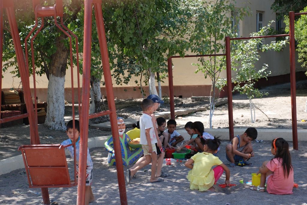 Детская площадка в Алмалыке; фото: Ц-1