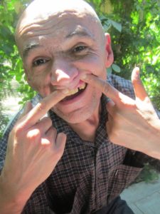 Джамшид Каримов показывает выбитые зубы; фото: Ц-1