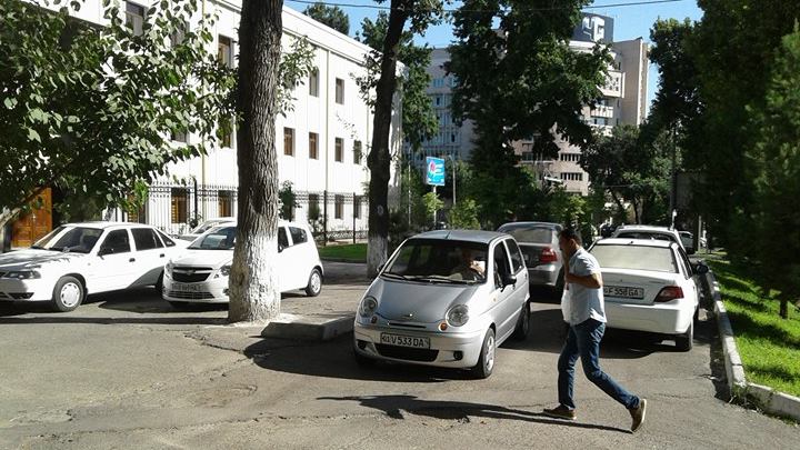 Проходя мимо Генпрокуратуры, людям ничего не остается, как идти по проезжей части; фото: Ц-1