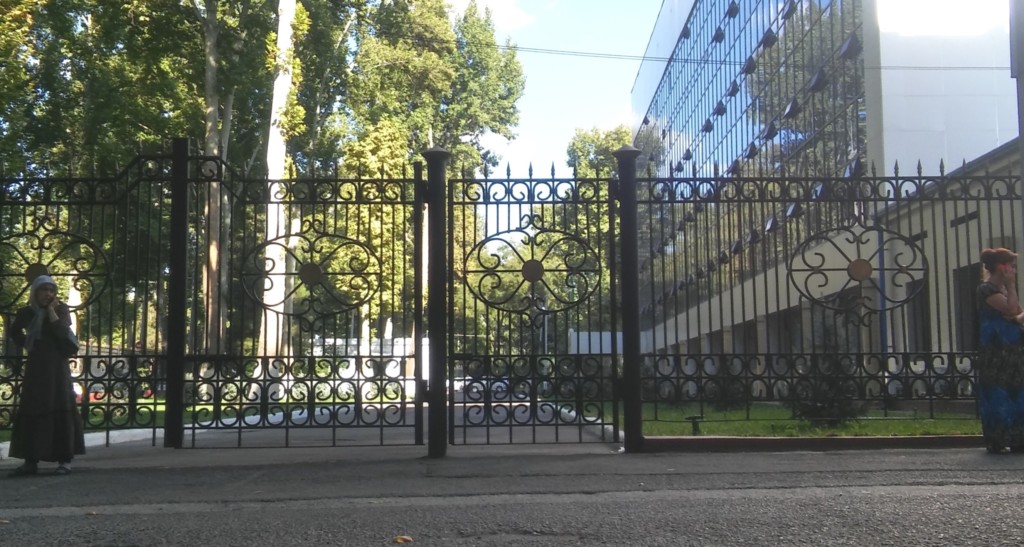 Ворота Верховного суда РУз в Ташкенте внешне невредимы; фото: Ц-1