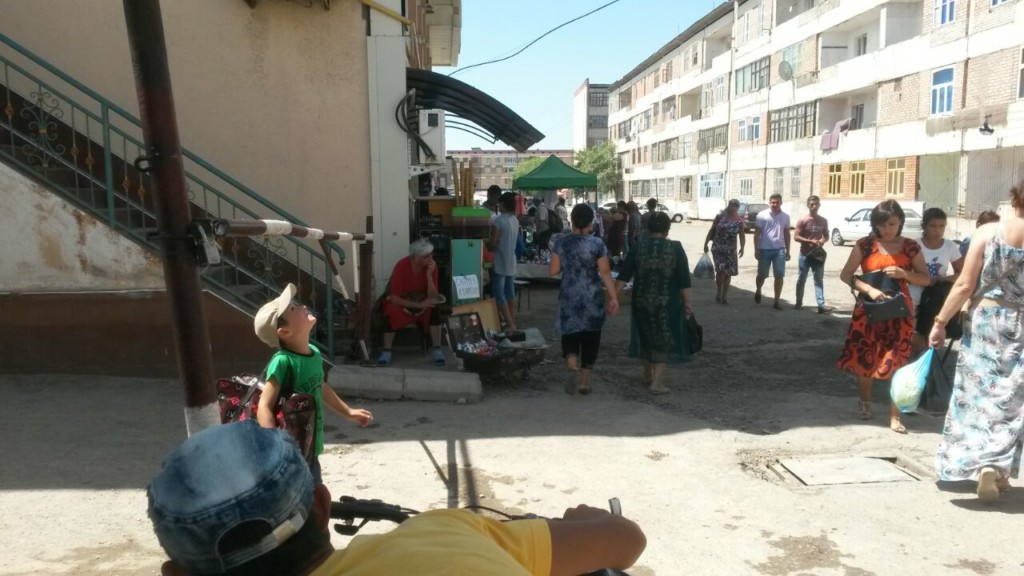 Место у рынка, где президент Мирзиёев встречался с народом; фото: Ц-1
