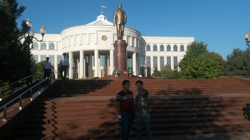 К памятнику Исламу Каримову идут единицы... Фото: Ц-1