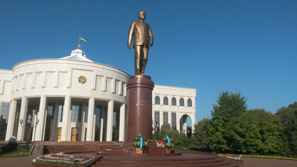 Памятник Исламу Каримову в Ташкенте; фото: Ц-1