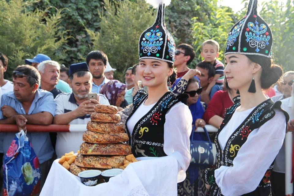 Гостей из Узбекистана встречали с хлебом; фото: Ц-1