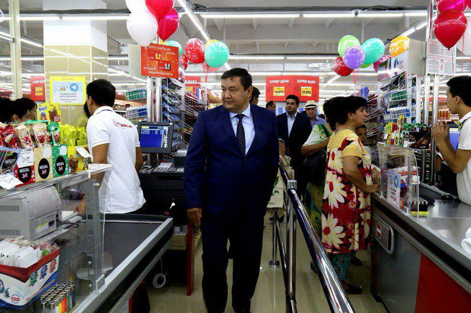 Хоким Бухарской области Уктам Барноев на открытие супермаркета; фото: Потребитель.уз