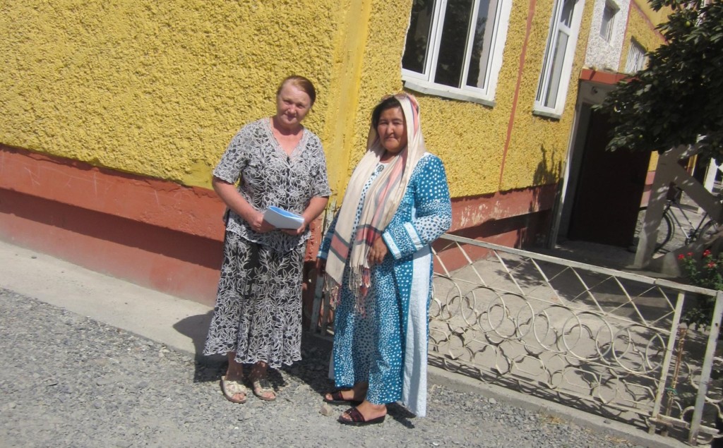 Елена Урлаевой с домкомом Рано Мелибоевой; фото: Ц-1