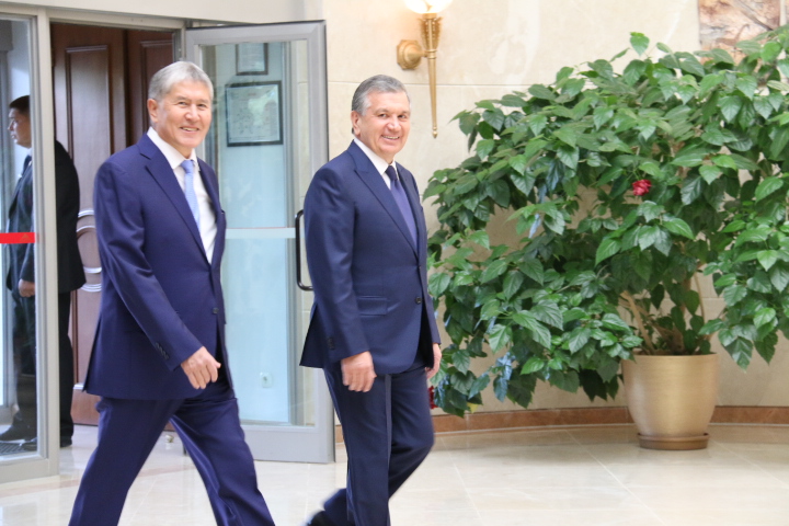Алмазбек Атамбаев и Шавкат Мирзиёев на встрече в Бишкеке 5 сентября 2017 года; фото: Ц-1
