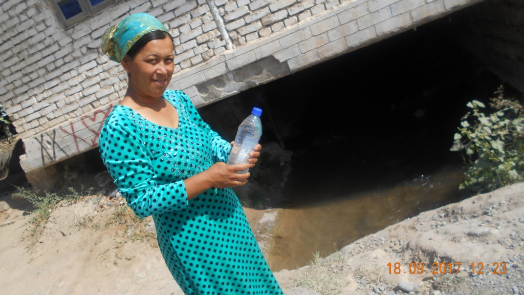 Женщина набрала воду прямо из Кизилдарьи и пьет; фото: ПАУ