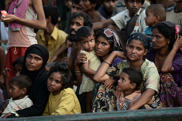 Рохинья бегут в Бангладеш; фото с сайта: islam-today.ru