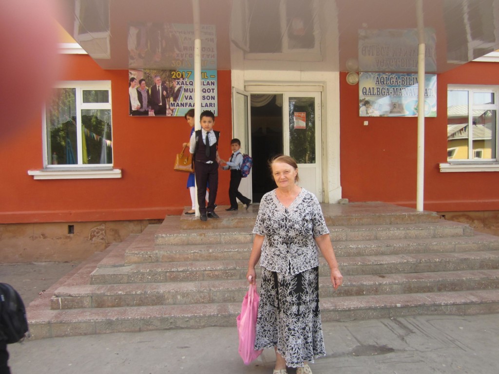 Елена Урлаева у школы № 32 в Коканде; фото: Ц-1