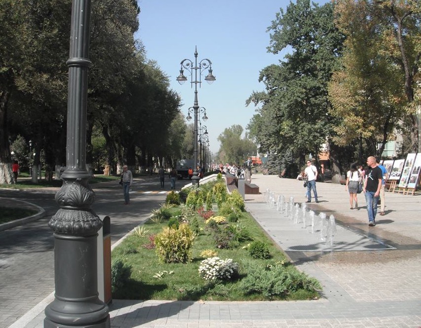Проезжая улица Панфилова в Алматы превратилась в стильный променад; фото: Ц-1