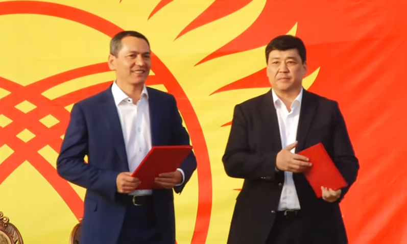 Омурбек Бабанов и Бакыт Торобаев в Джалал-Абаде 17 сентября; фото: скриншот