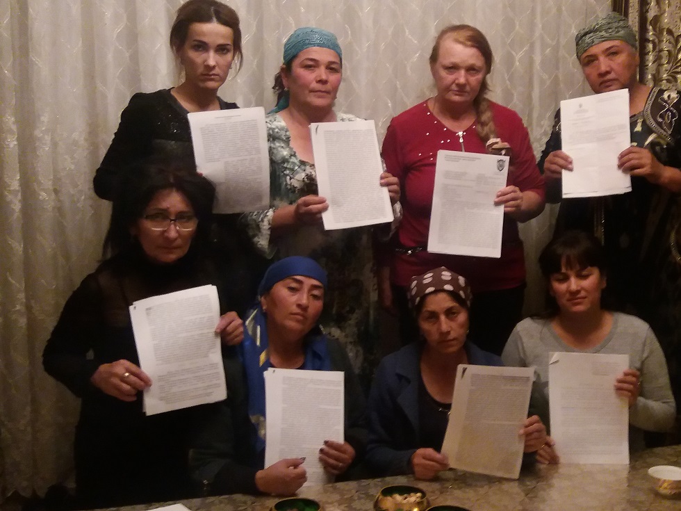 Женщины готовятся к самосожжению в Ташкенте; фото: ПАУ