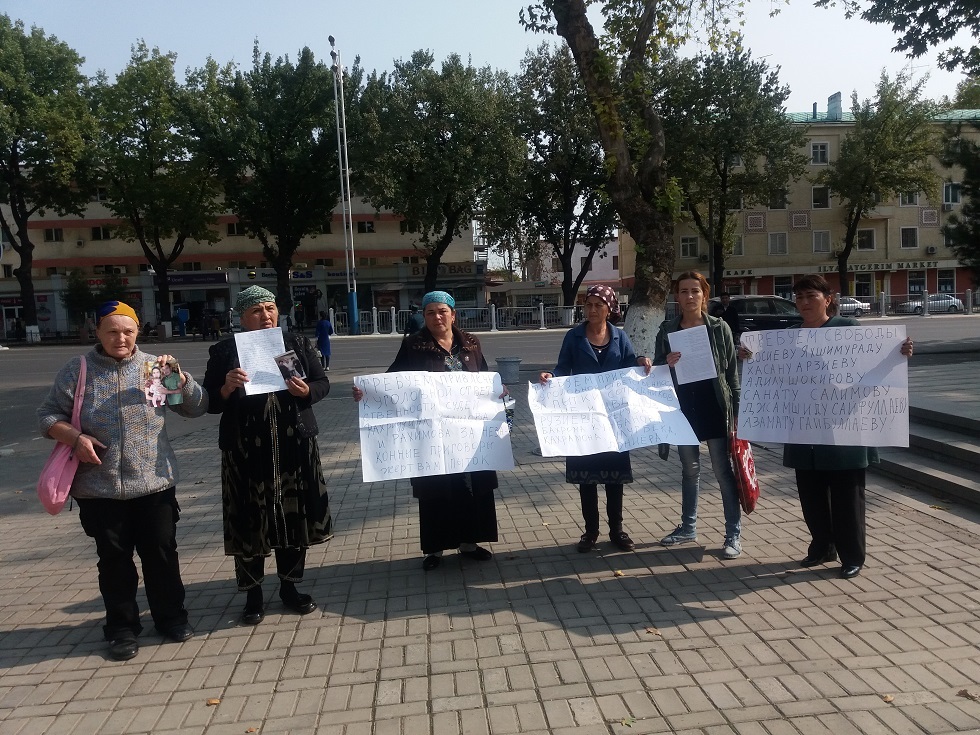 Пикет в Ташкенте отчаявшихся матерей и жен жертв пыток; фото: ПАУ