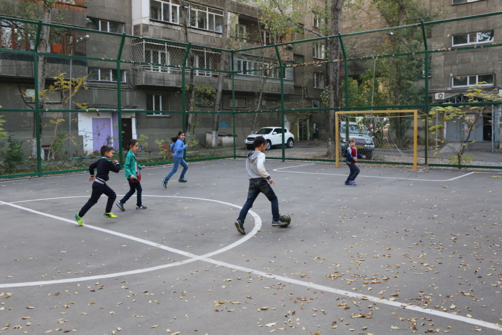 Футбольная баталия во дворе в Алматы в самом разгаре; фото: Ц-1