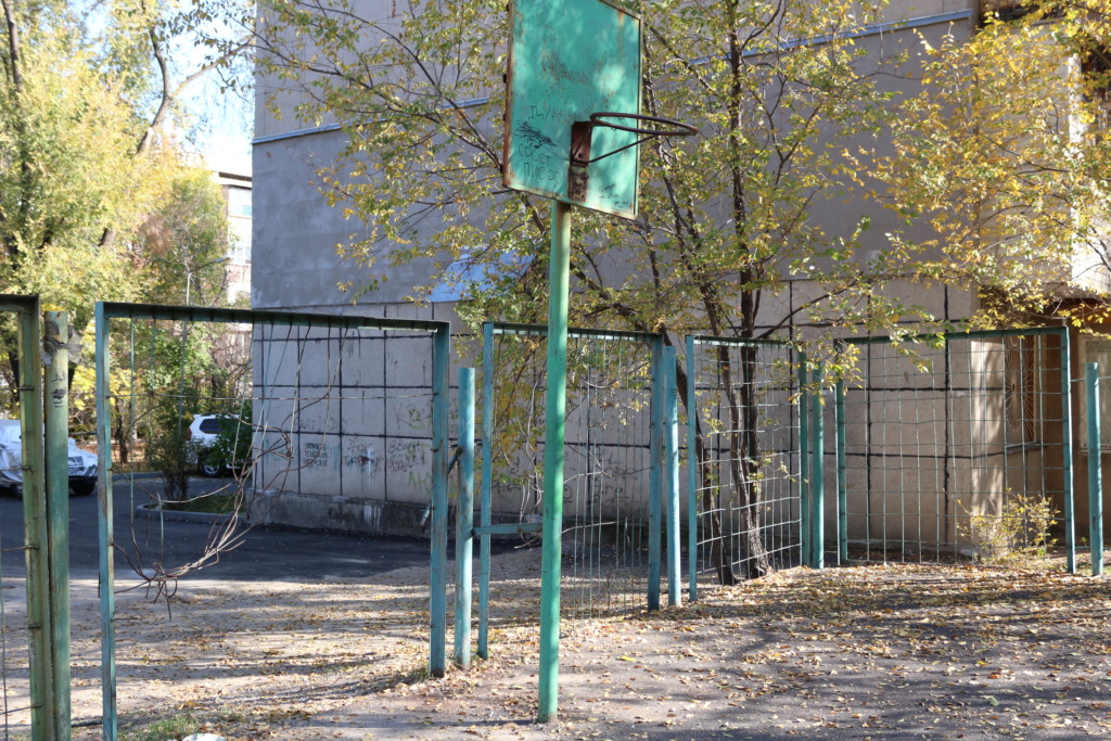 Старая спортплощадка по ул. Бузурбаева не вызывает интереса у жильцов… Фото: Ц-1 