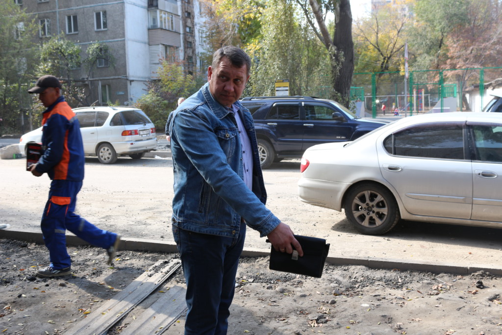 3 Вячеслав Устименко из ТОО «Аскен» показывает, где власти намерены посадить газон; фото: Ц-1