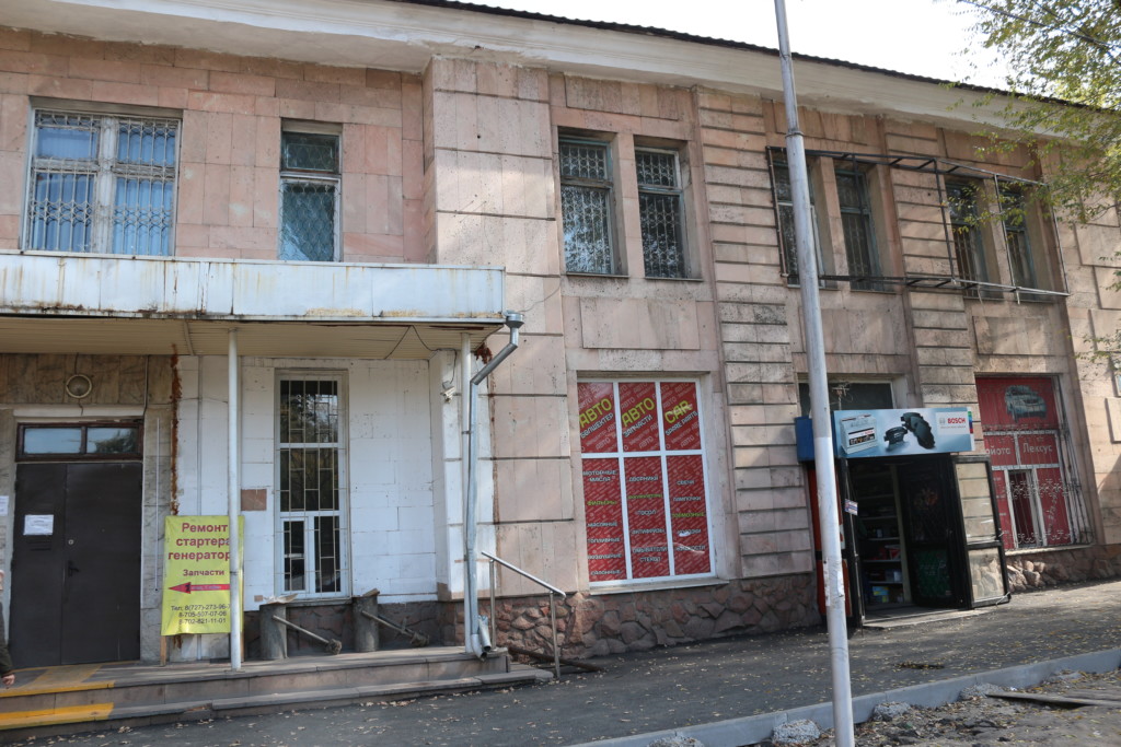Здание на ул. Валиханова в Алматы, к которому теперь не подойти и не подъехать; фото: Ц-1