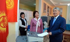 Алмазбек Атамбаев голосует на выборых президента КР в 2017 году; фото: president.kg