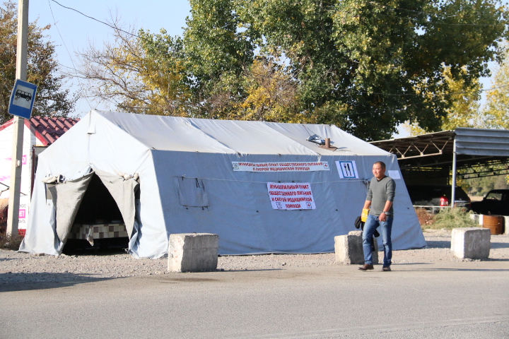 Палатки для оказания помощи людям со стороны Бишкека; фото: Ц-1