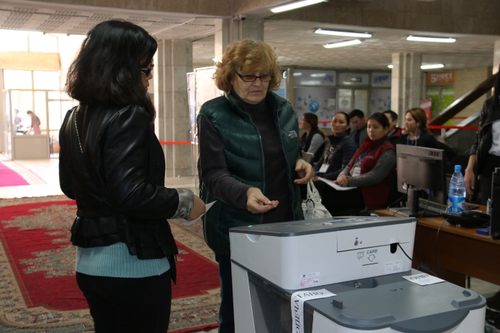 Голосование за президента КР в Бишкеке; фото: Ц-1