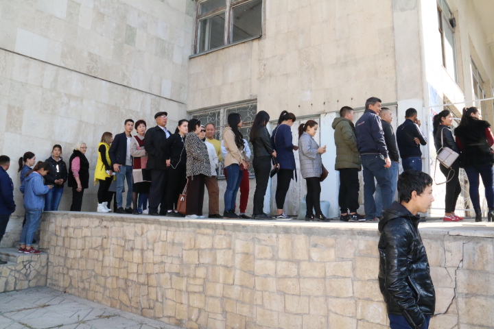 Избиратели ждут в очереди; фото: Ц-1