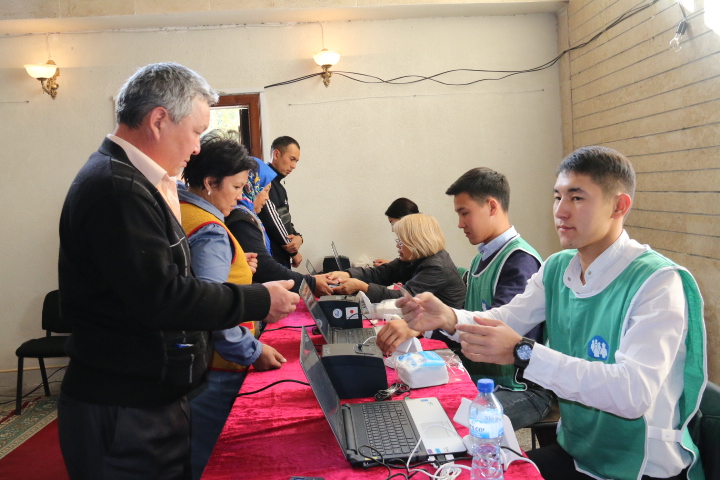 Голосование на участке в Государственом гуманитарном университете в Бишкеке; фото: Ц-1