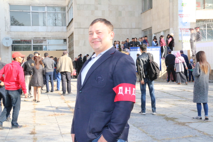 Один из дружинников- наблюдателей в Бишкекском гуманитарном университете; Ц-1