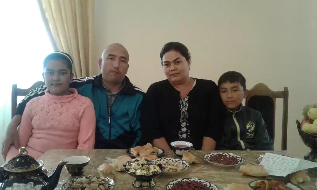 Азам Фармонов с супругой Озодой и детьми; фото: Уктам Пардаев