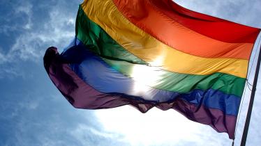 Радужный флан символ ЛГБТ-сообщества; фото: hrw.org