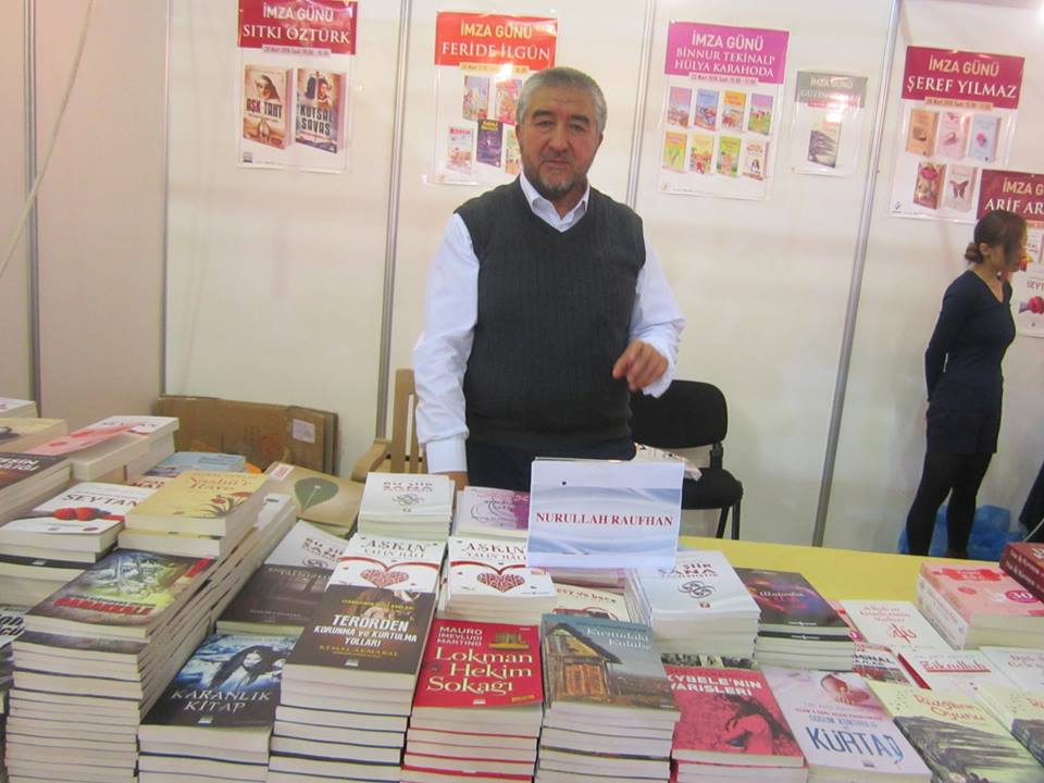Писатель Нурулло Отахонов на книжной ярмарке в Турции; фото: Фейсбук писателя