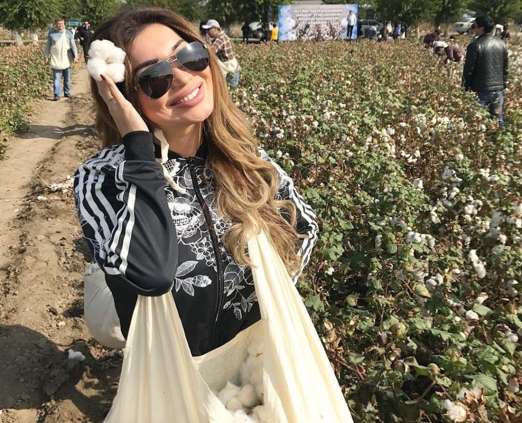 Певица Райхон Ганиева ежегодно позирует на хлопковом поле; фото: Instagram