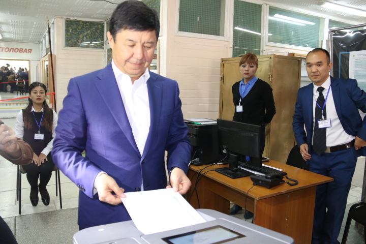 Темир Сариев голосовал в БГУ; фото: Ц-1