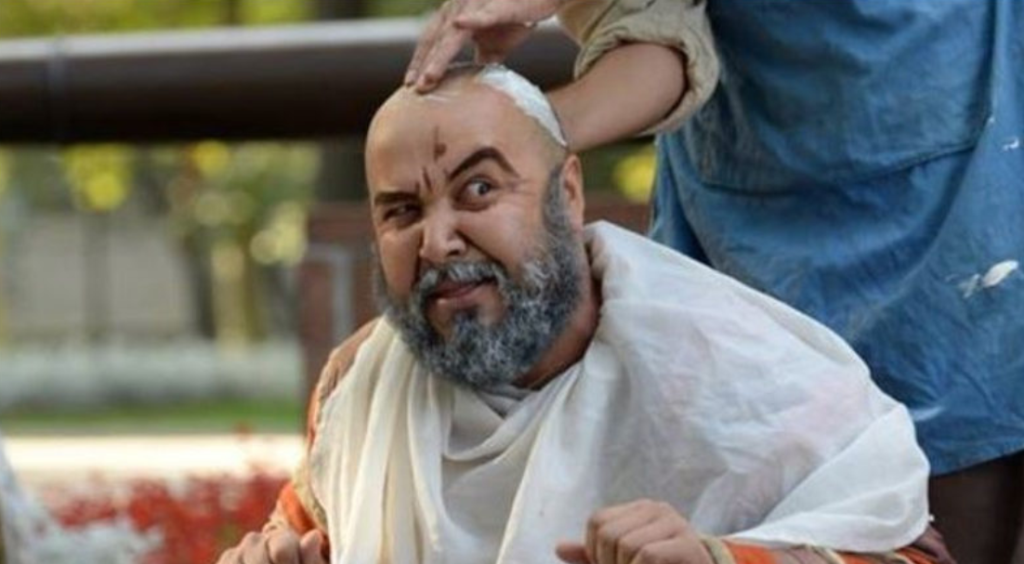 Актер Хушнуди Дадо теперь имеет справку о праве на ношение бороды; фото театра