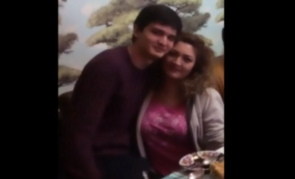 Джасур Ибрагимов и его мама Нилюфар Алиева; фото: скриншот