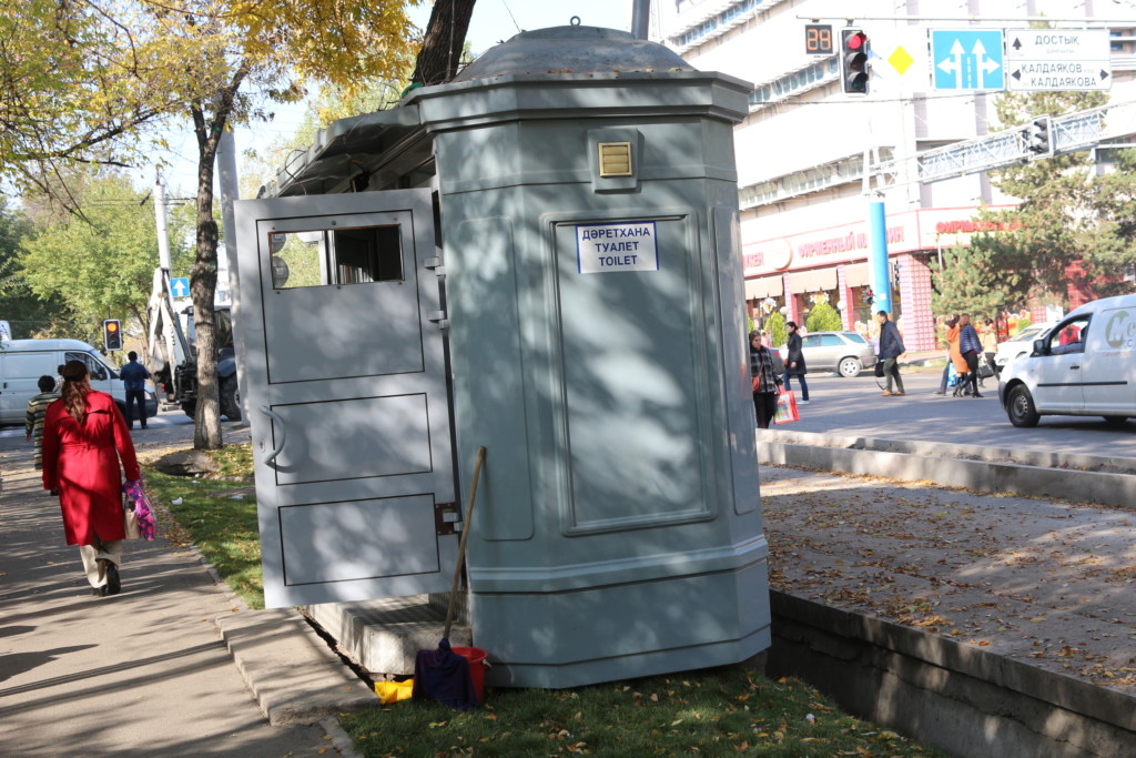 Редкий туалет в Алматы на улице Жибек Жолы; фото: Ц-1