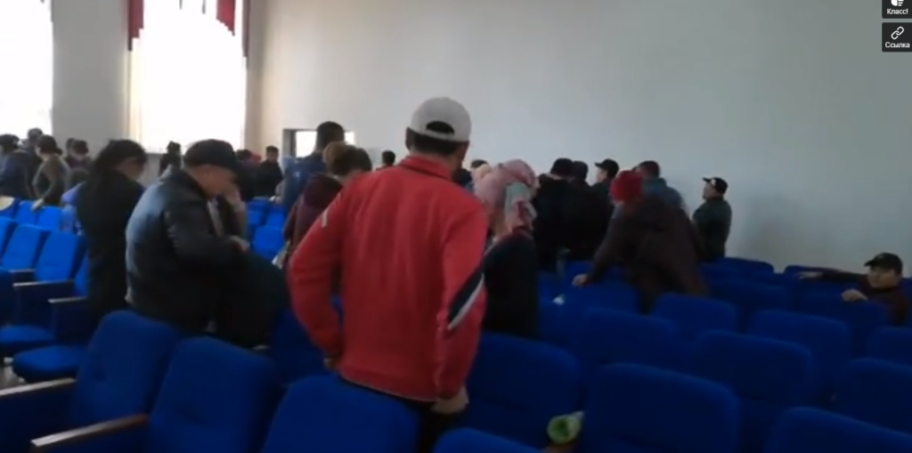 Задержанные кыргызстанцы в Таразе; скриншот