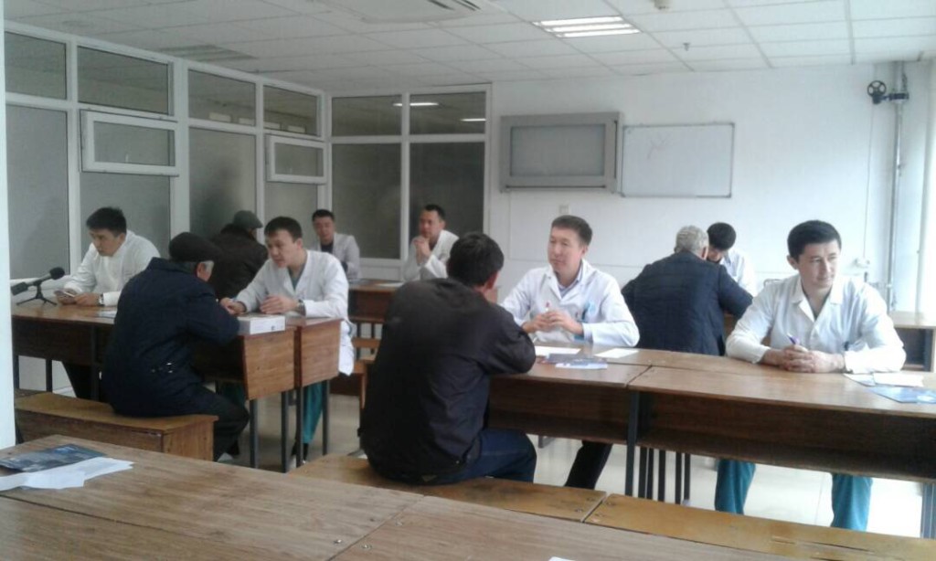 Врачи консультируют мужчин в Бишкеке; фото: Ц-1