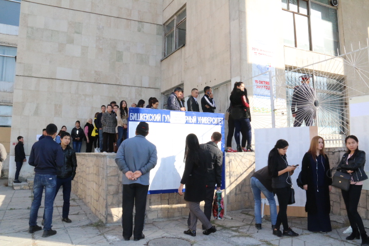 Голосовании на одном из 300 дополнительных участков Кыргызстана в Бишкеке; Ц-1 