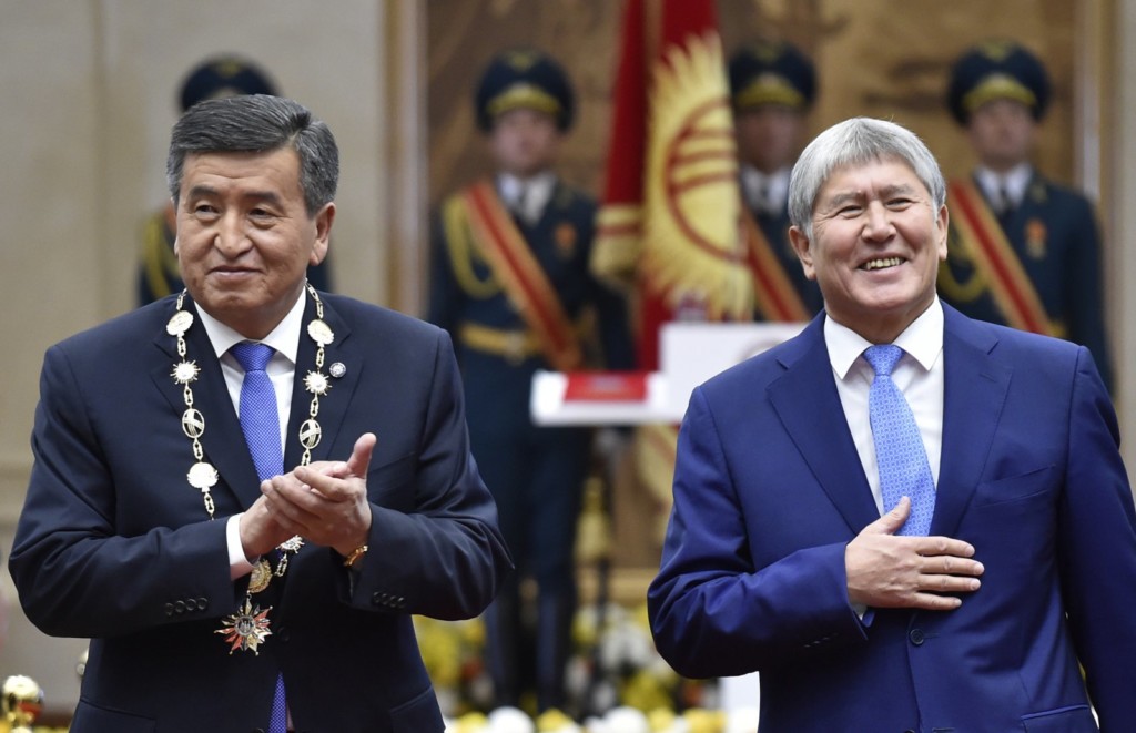 Уходящий и новый президенты Кыргызстана; фото: president.kg