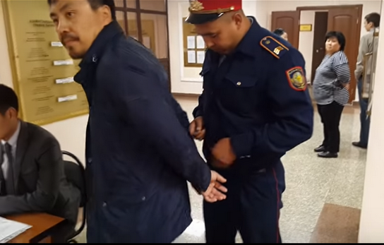 Бауржан Азанов закован в наручники в здании суда Астаны в 2015 году; фото: Архив Азанова
