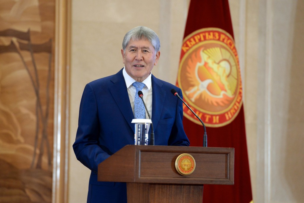 Алмазбек Атамбаев остается в должности главы КР последние дни; фото: president.kg